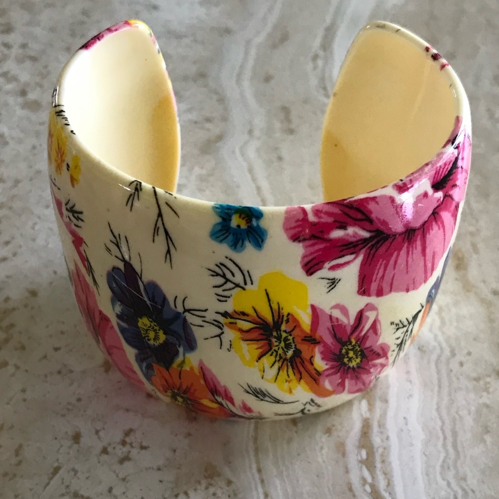 CHUNKY WIDE PLASTIC COLORFUL  FLOWERED BRACELET.